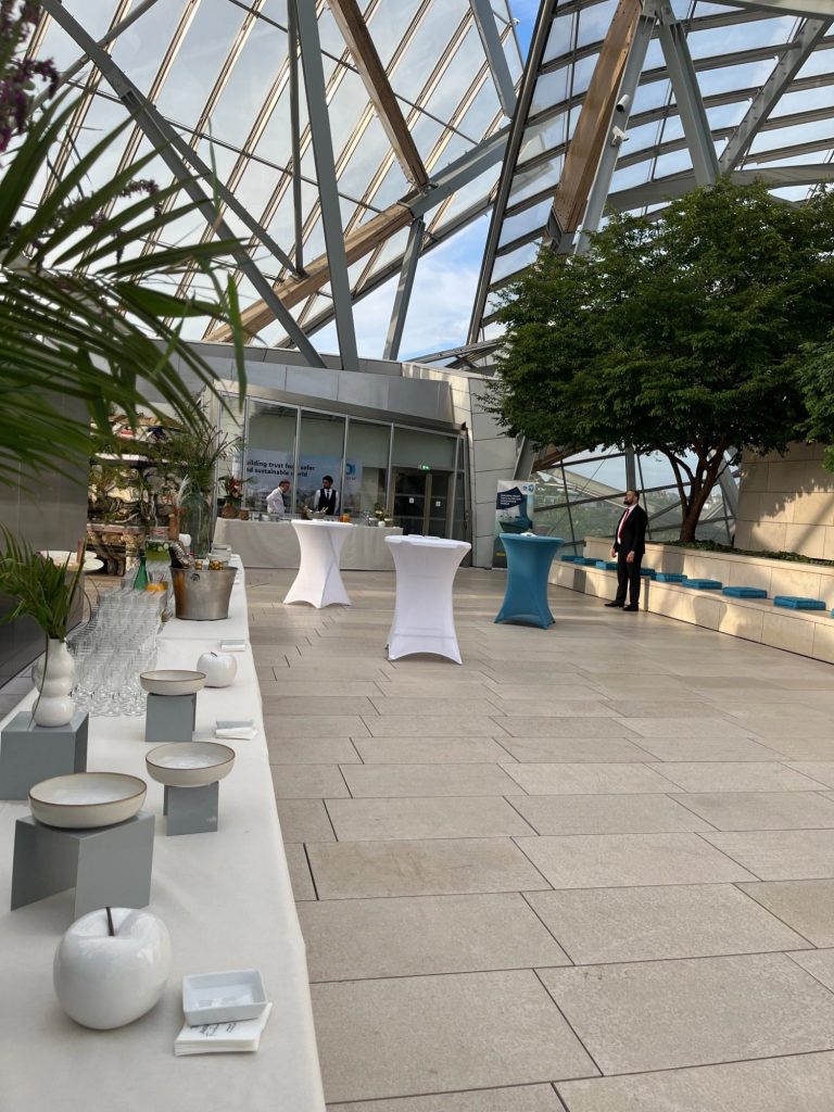 Buffet de pâtisserie plateau de pâtisserie sur table